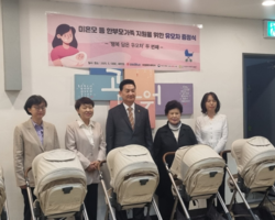 두 번째 '행복 담은 유모차' 증정