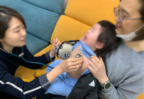 열린의사회 아기들 무료진료 · 탁아